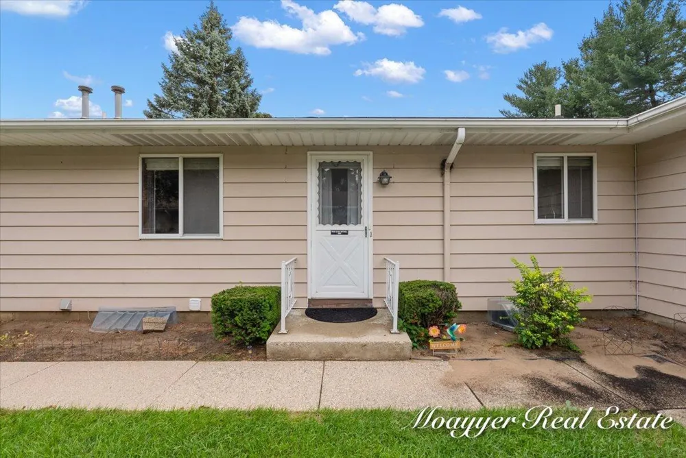 5891 Leisure S Drive SE Kentwood City, MI 49548