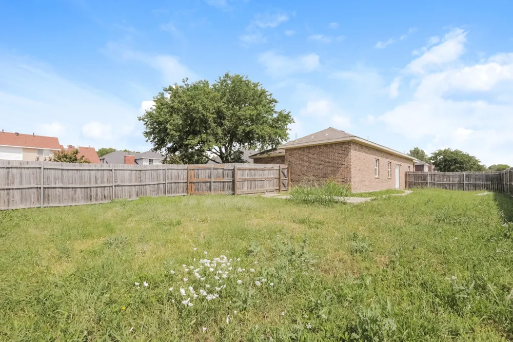 1633 Mockingbird Lane DeSoto, TX 75115