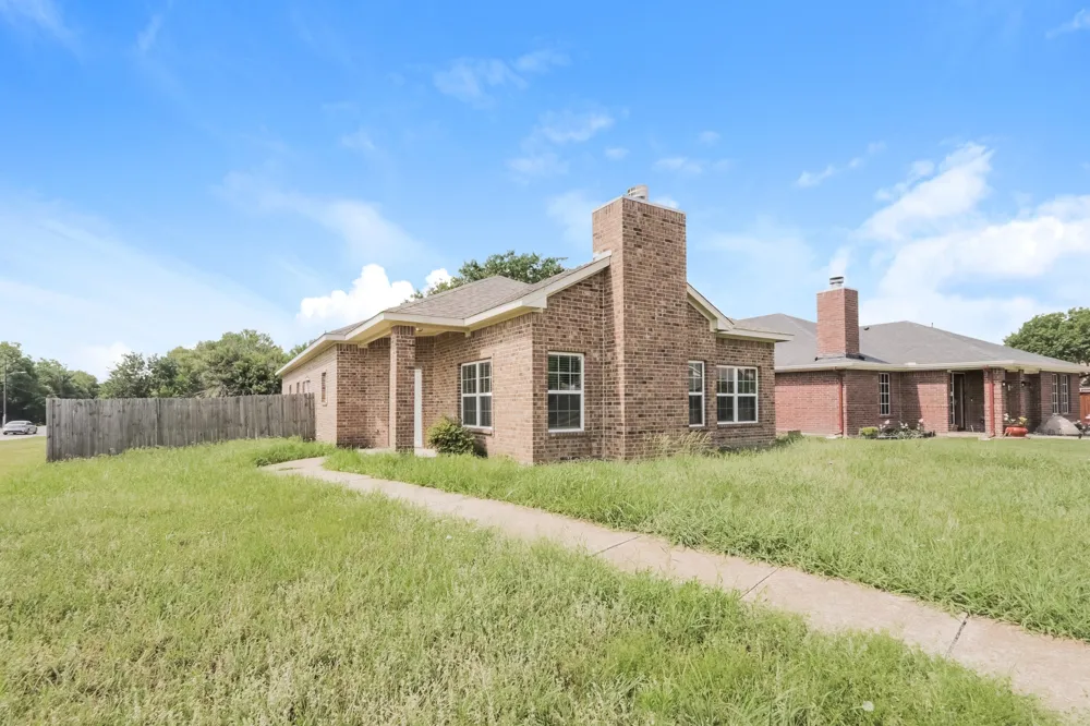 1633 Mockingbird Lane DeSoto, TX 75115