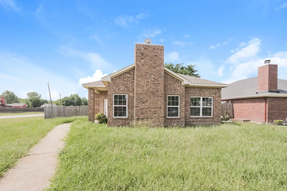 1633 Mockingbird Lane DeSoto, TX 75115