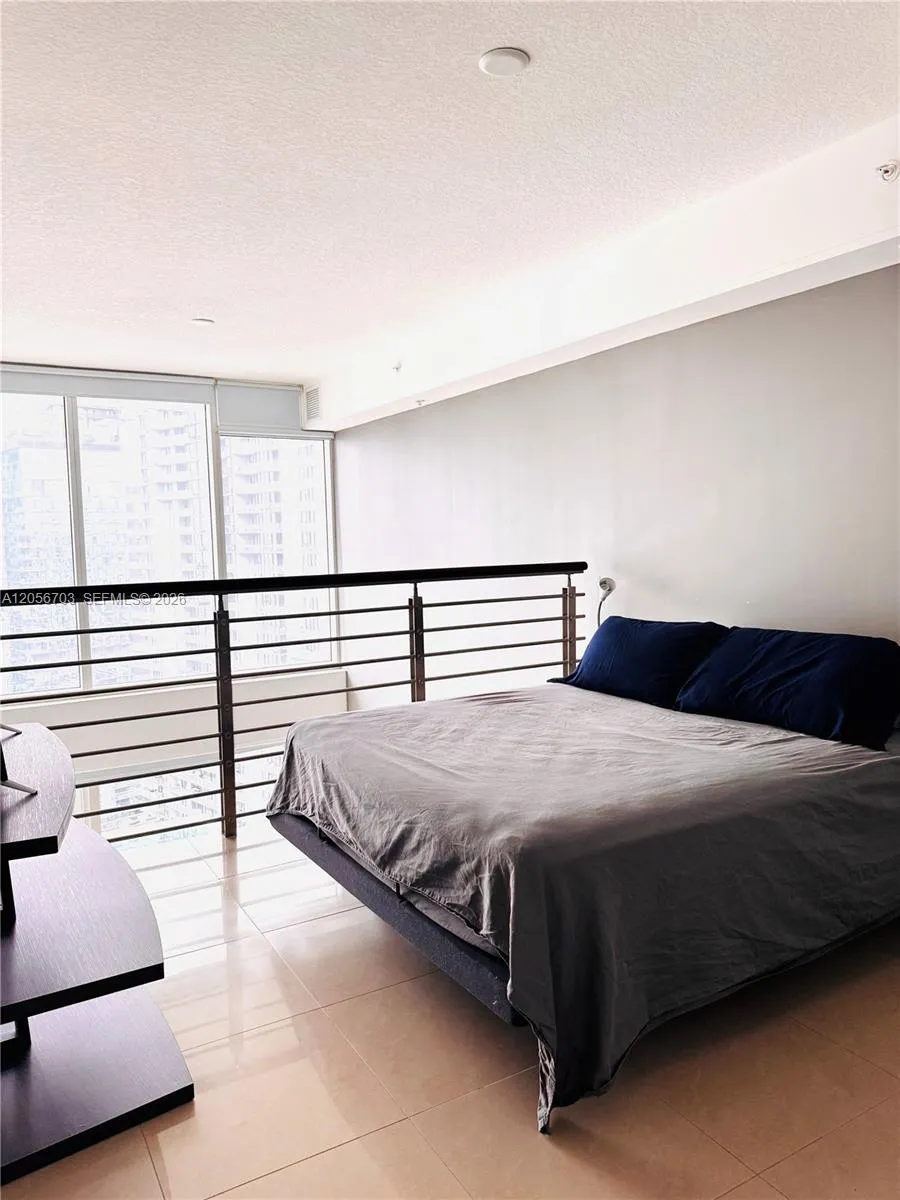41 SE 5th #2204 Miami, FL 33131