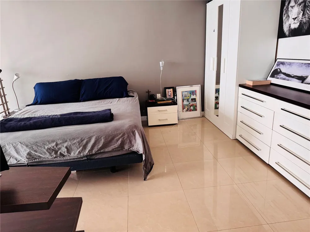 41 SE 5th #2204 Miami, FL 33131
