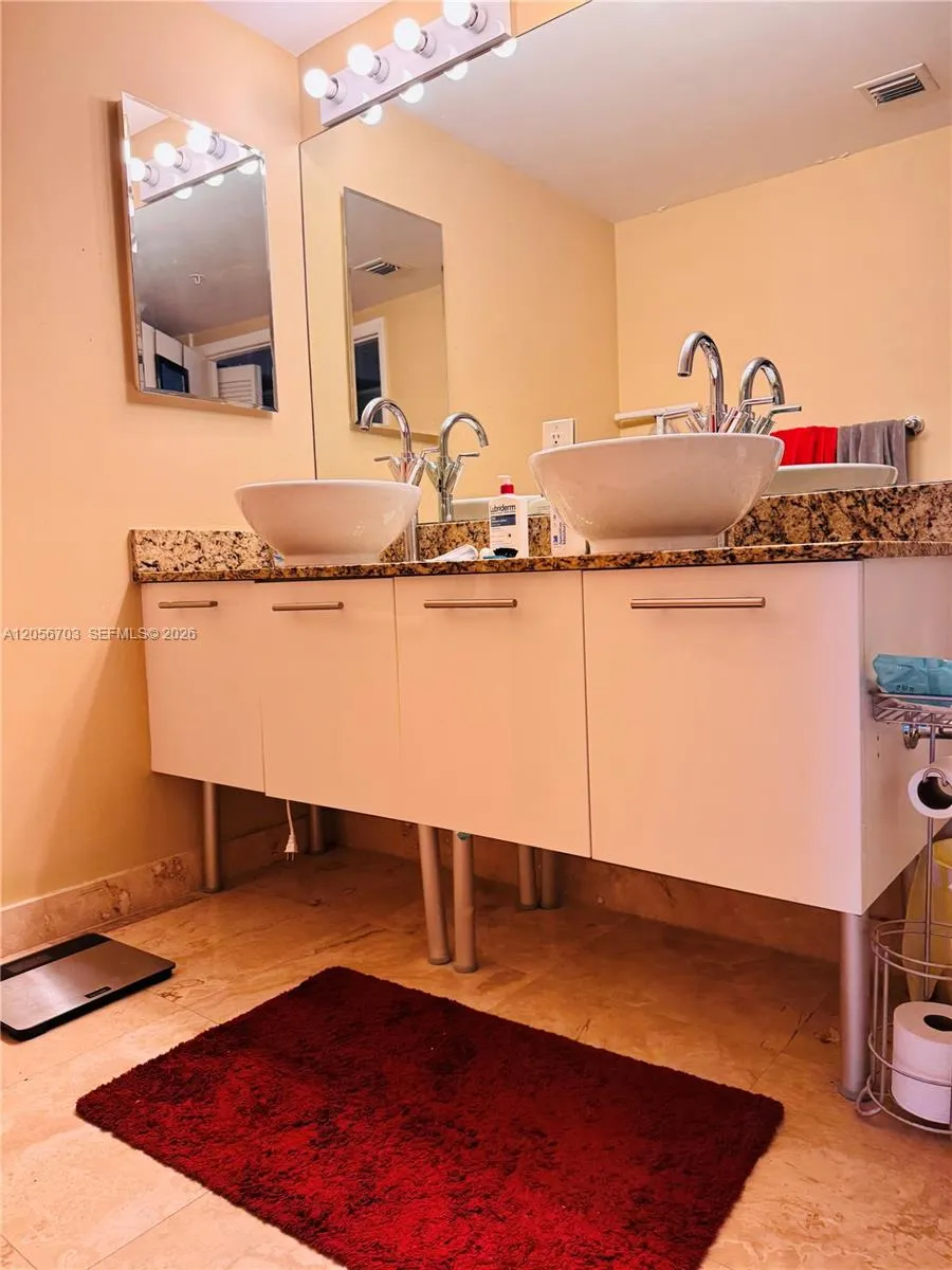 41 SE 5th #2204 Miami, FL 33131