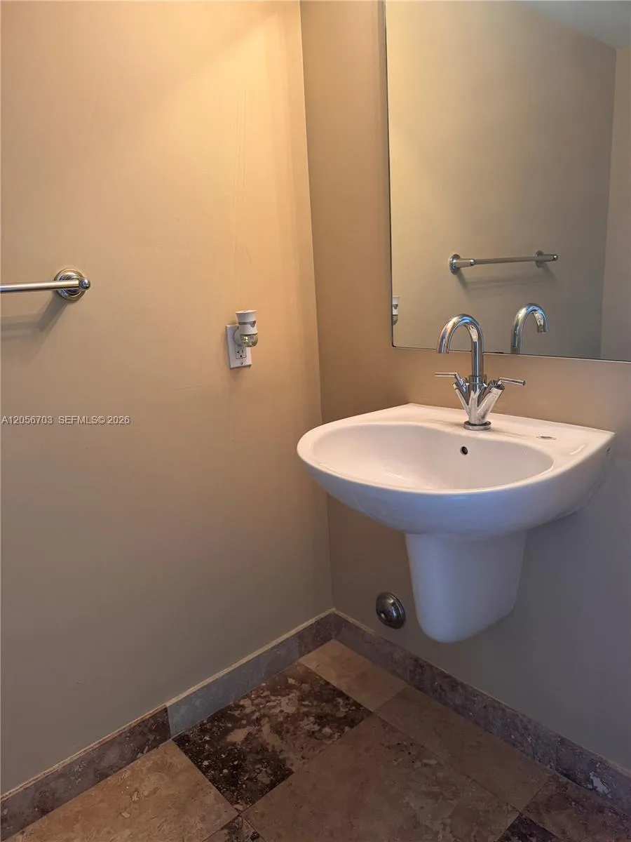 41 SE 5th #2204 Miami, FL 33131