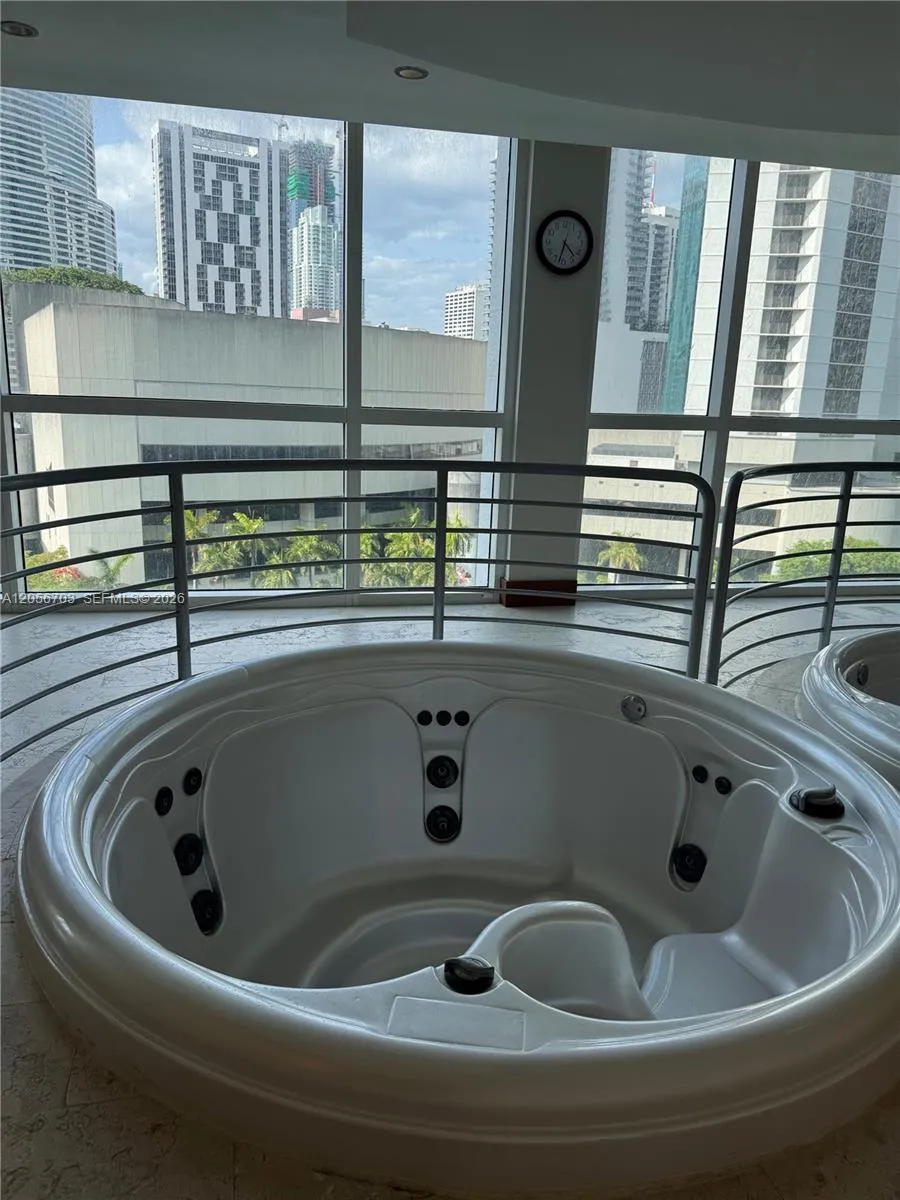 41 SE 5th #2204 Miami, FL 33131