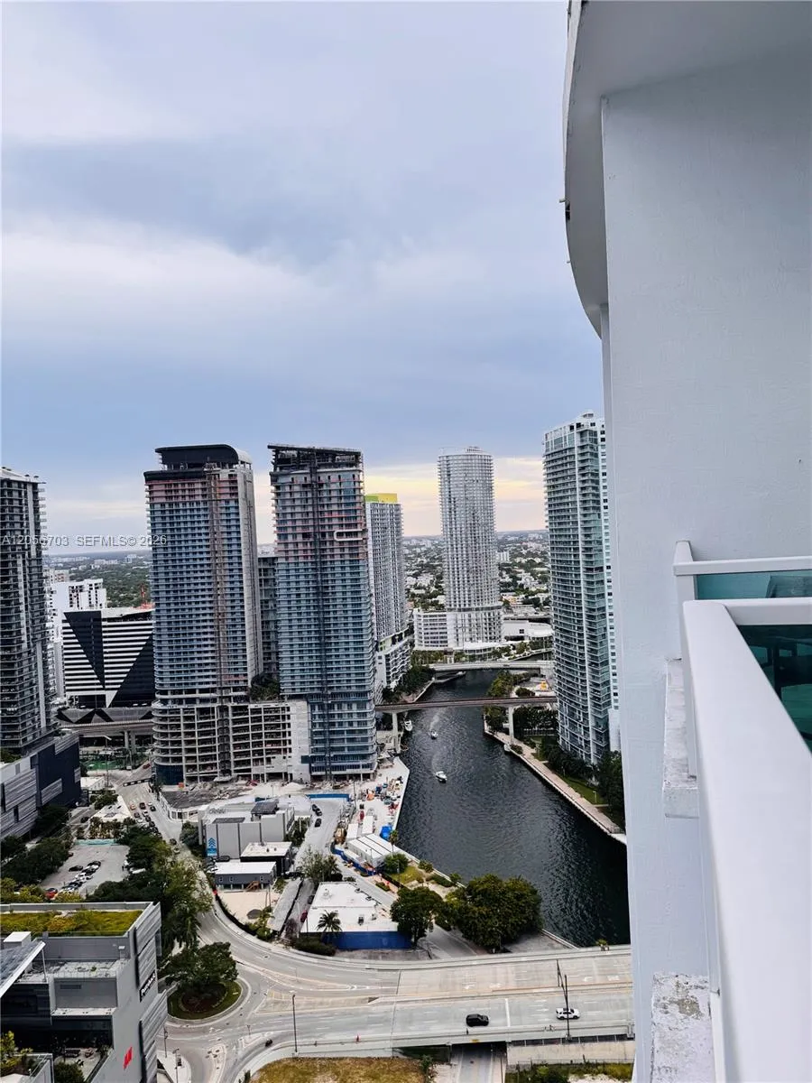 41 SE 5th #2204 Miami, FL 33131