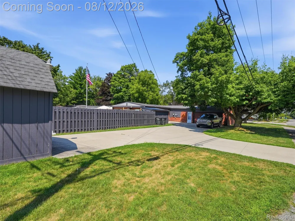 1640 Beverly Boulevard Walled Lake City, MI 48390