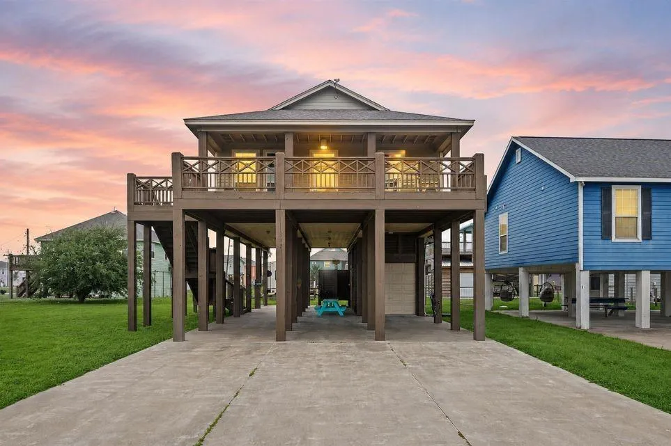 977 Clara Street Crystal Beach, TX 77650