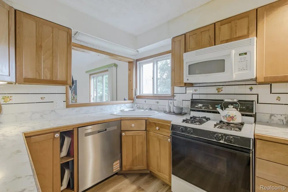 5511 Wright Drive Troy City, MI 48098