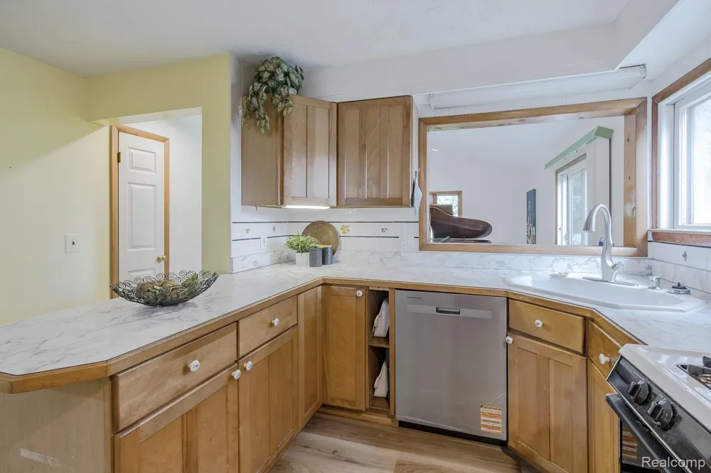 5511 Wright Drive Troy City, MI 48098