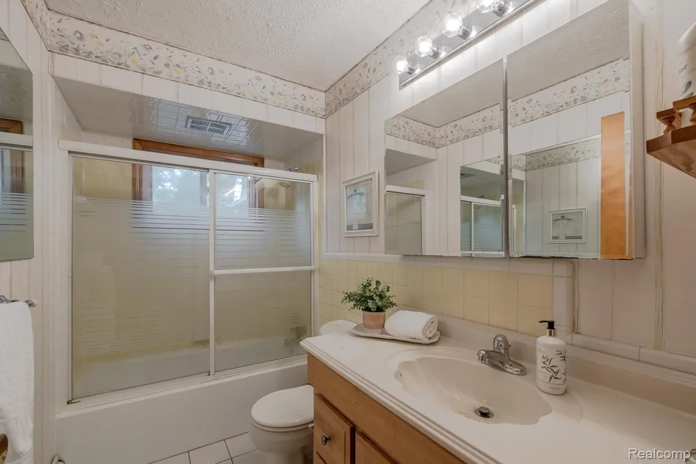 5511 Wright Drive Troy City, MI 48098