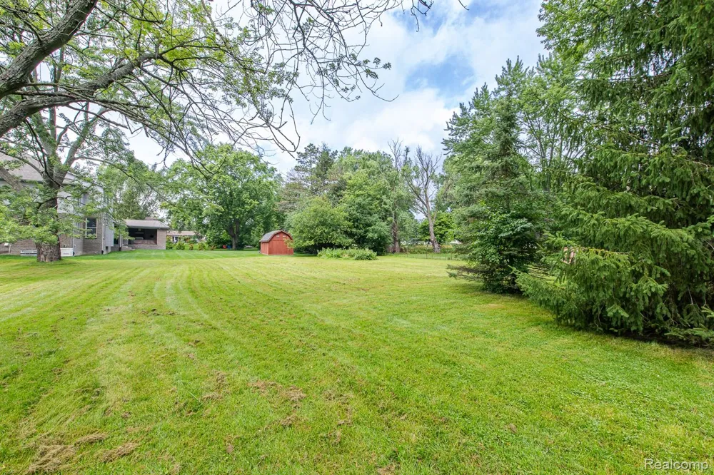 5511 Wright Drive Troy City, MI 48098