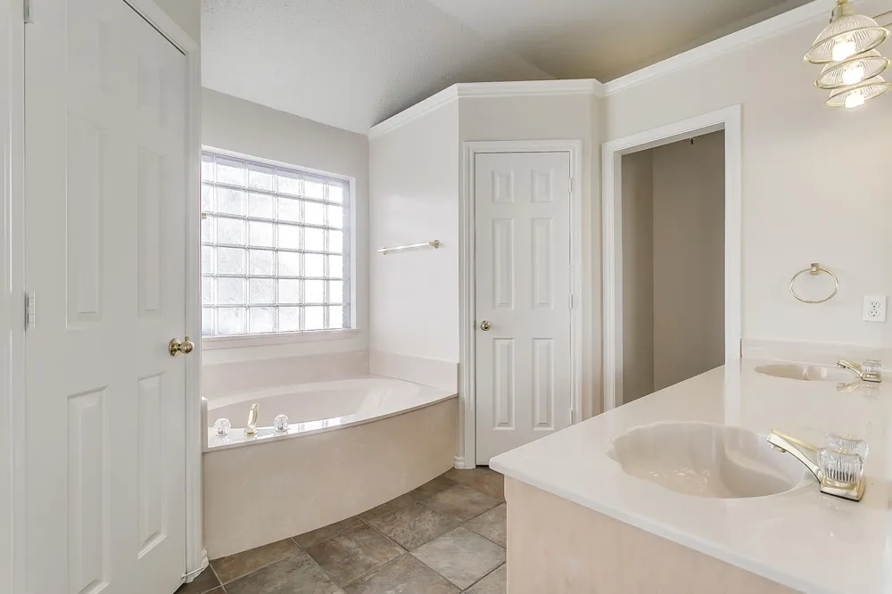 901 Evandale Road Burleson, TX 76028