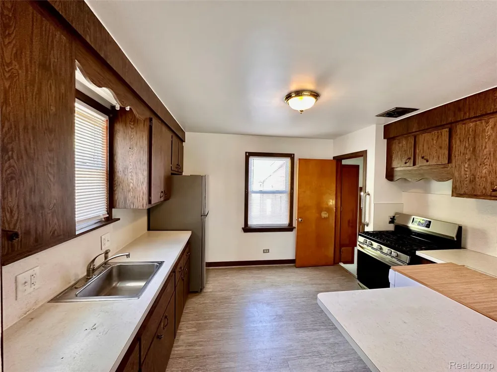 6790 WINONA AVENUE Allen Park City, MI 48101