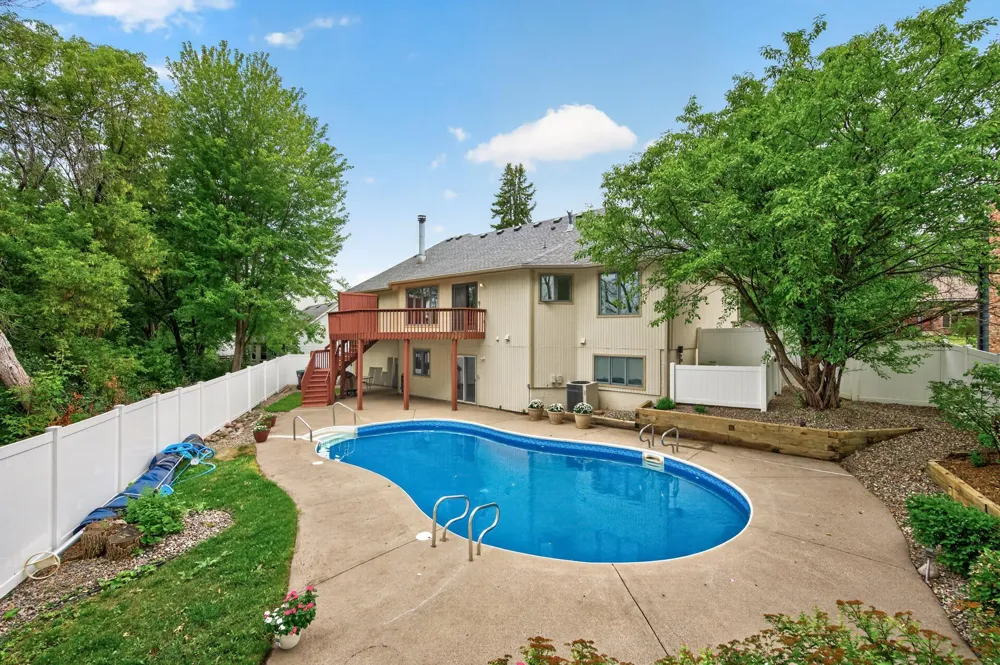 1528 Briarknoll Drive Arden Hills, MN 55112