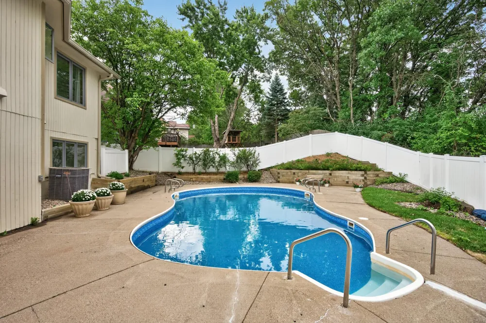 1528 Briarknoll Drive Arden Hills, MN 55112