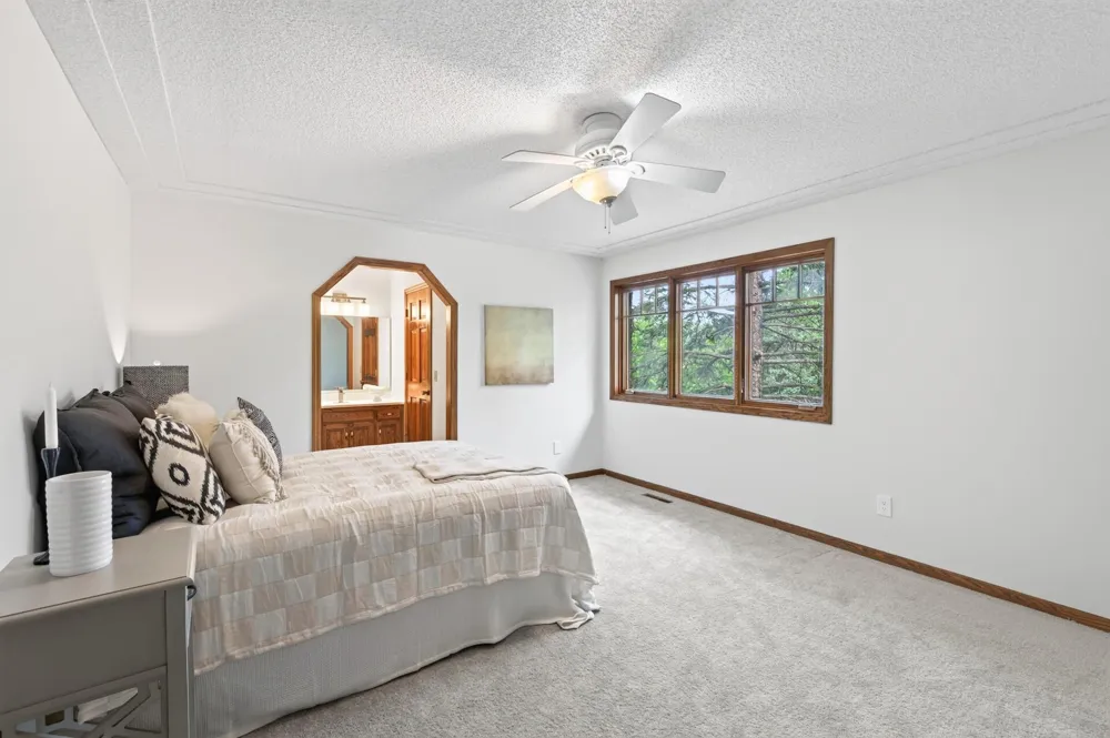 1528 Briarknoll Drive Arden Hills, MN 55112