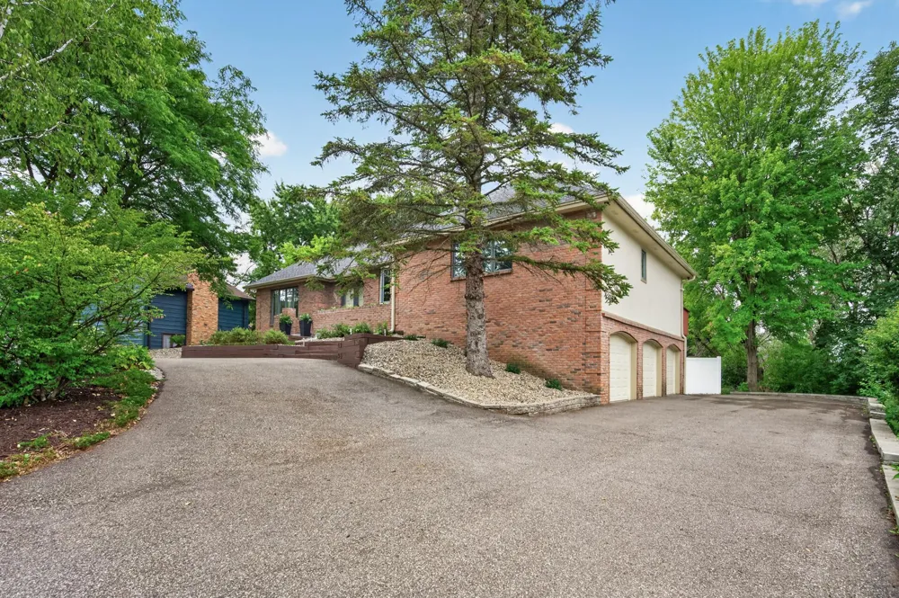 1528 Briarknoll Drive Arden Hills, MN 55112