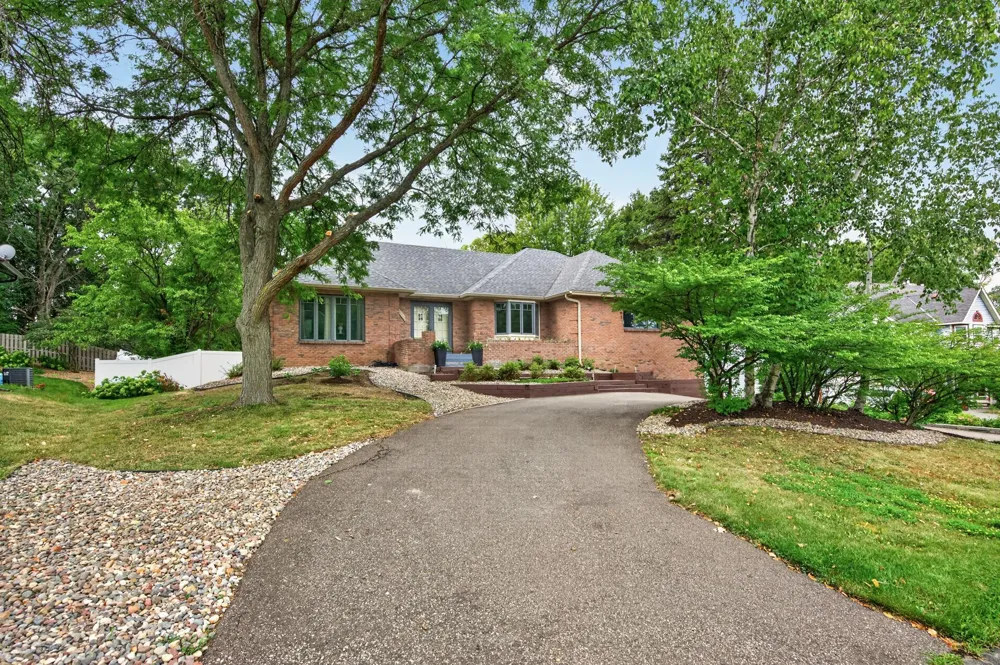 1528 Briarknoll Drive Arden Hills, MN 55112