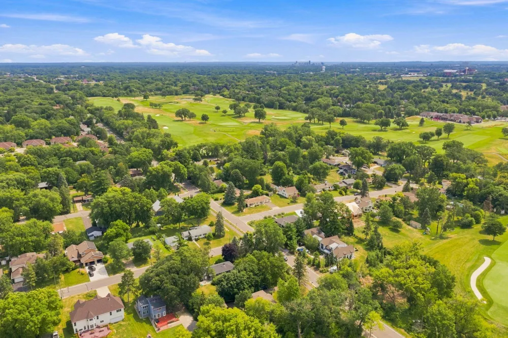 2415 Laurie Court Roseville, MN 55113