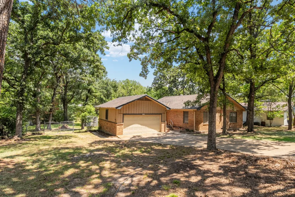 2105 Lakeview Drive Mabank, TX 75156