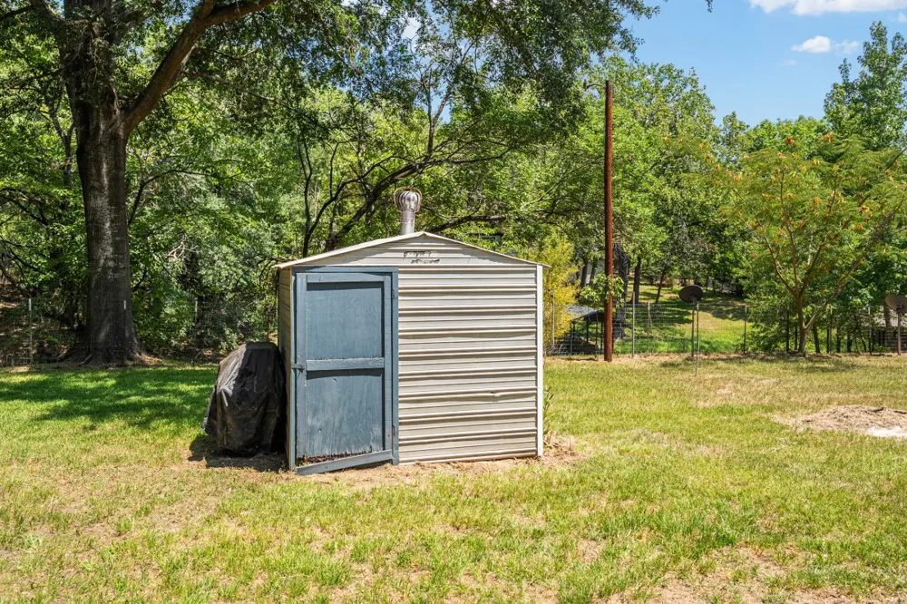 2105 Lakeview Drive Mabank, TX 75156