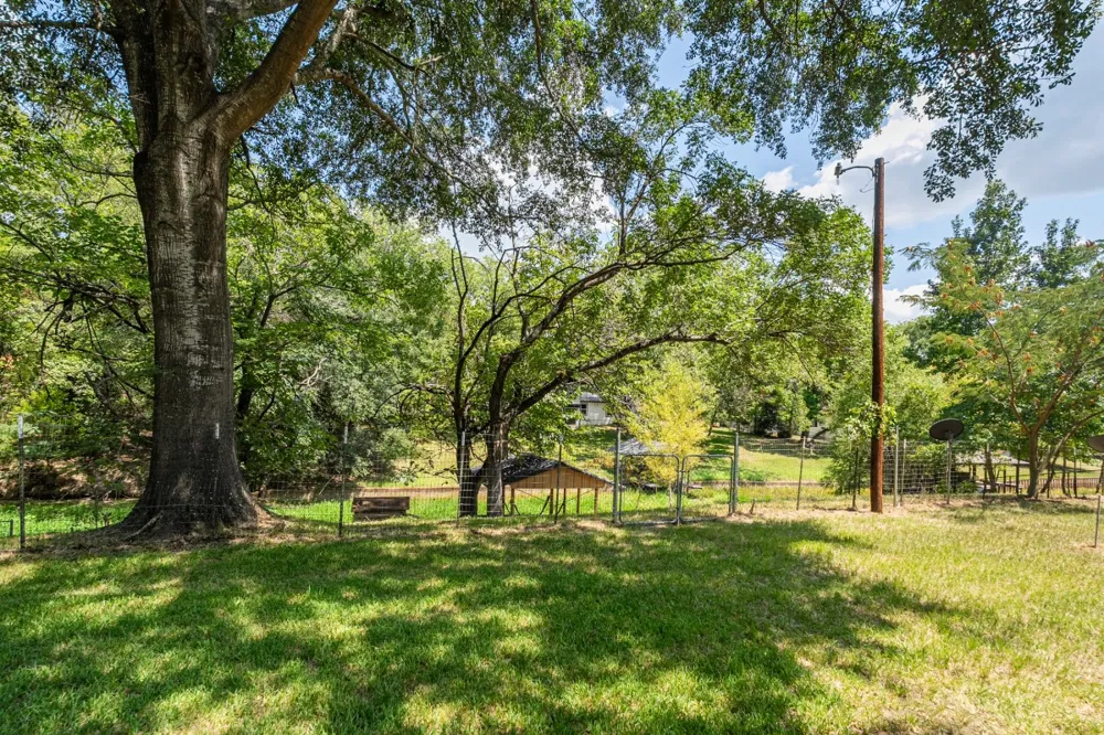 2105 Lakeview Drive Mabank, TX 75156