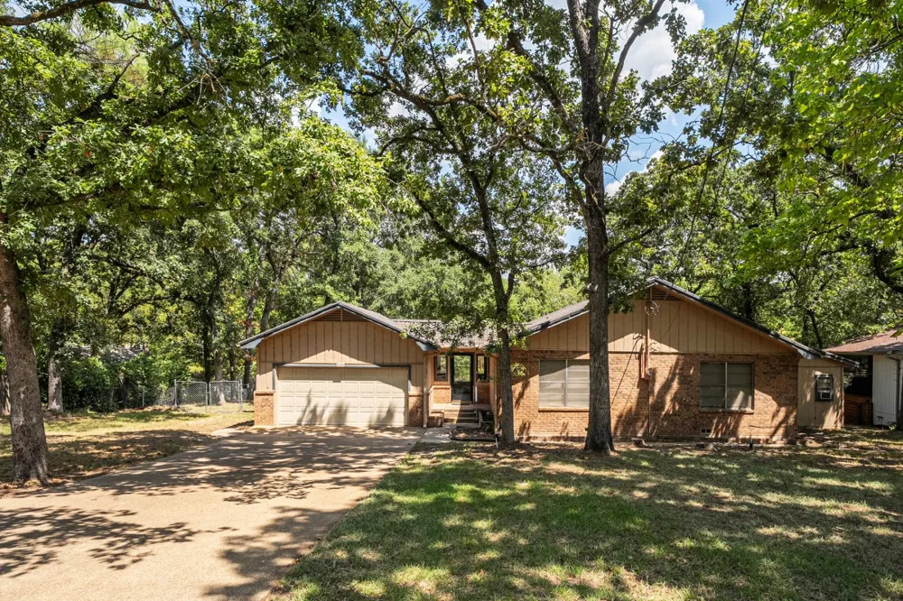 2105 Lakeview Drive Mabank, TX 75156