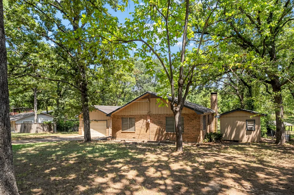 2105 Lakeview Drive Mabank, TX 75156