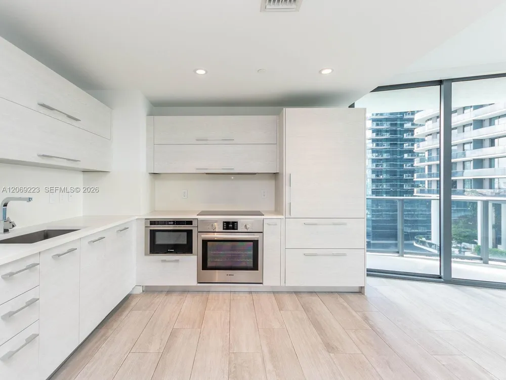 45 SW 9th St #1201 Miami, FL 33130