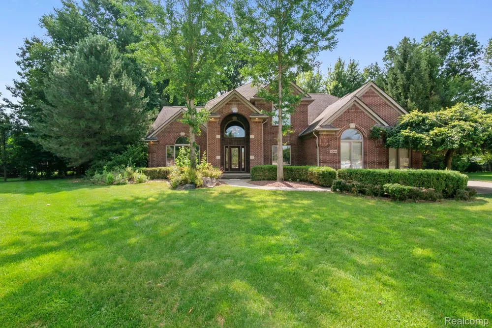 52018 Loon Court Shelby Charter Township, MI 48315
