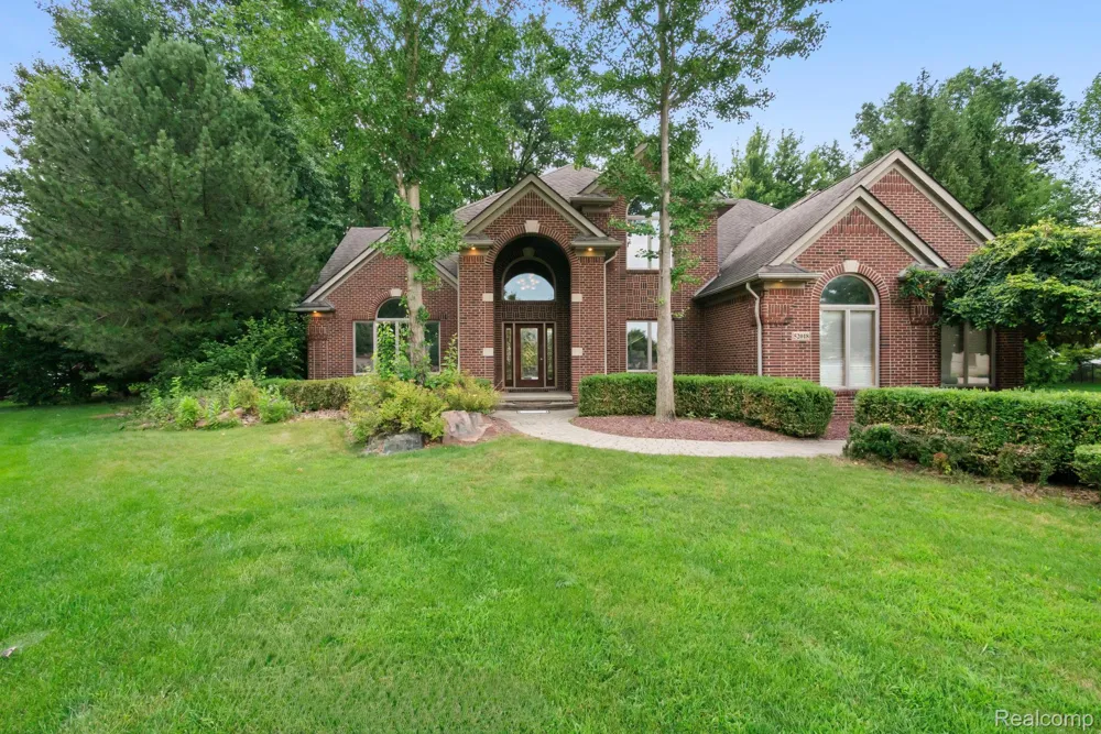52018 Loon Court Shelby Charter Township, MI 48315