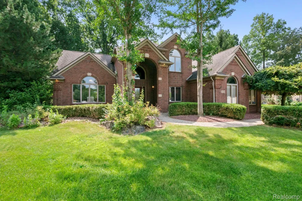 52018 Loon Court Shelby Charter Township, MI 48315