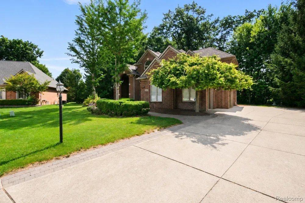 52018 Loon Court Shelby Charter Township, MI 48315