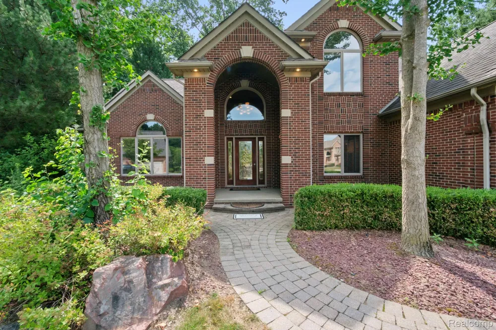 52018 Loon Court Shelby Charter Township, MI 48315