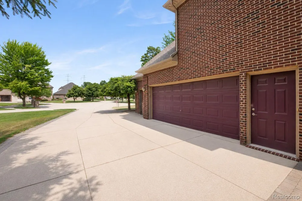 52018 Loon Court Shelby Charter Township, MI 48315