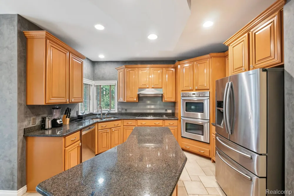 52018 Loon Court Shelby Charter Township, MI 48315