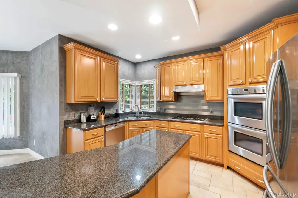 52018 Loon Court Shelby Charter Township, MI 48315