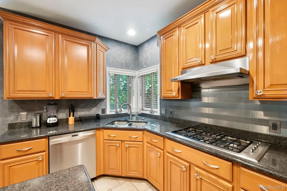 52018 Loon Court Shelby Charter Township, MI 48315