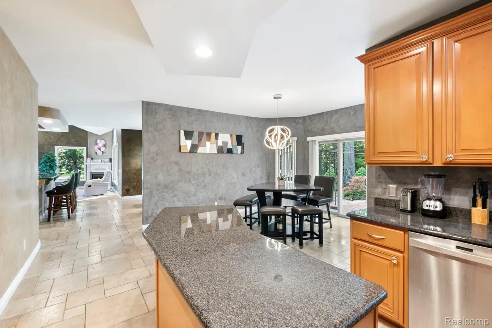 52018 Loon Court Shelby Charter Township, MI 48315
