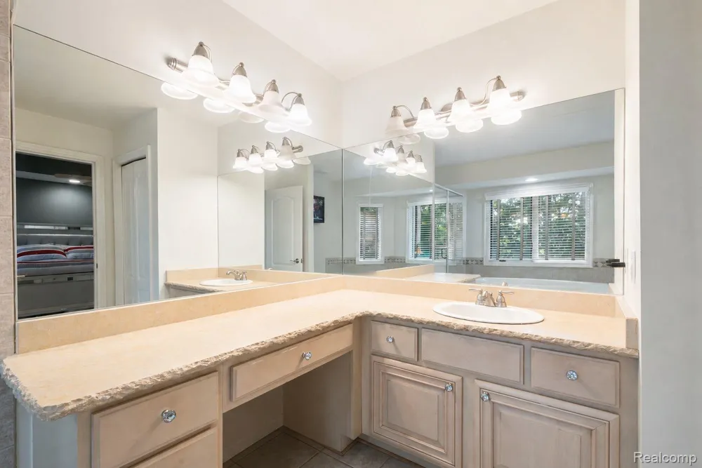 52018 Loon Court Shelby Charter Township, MI 48315