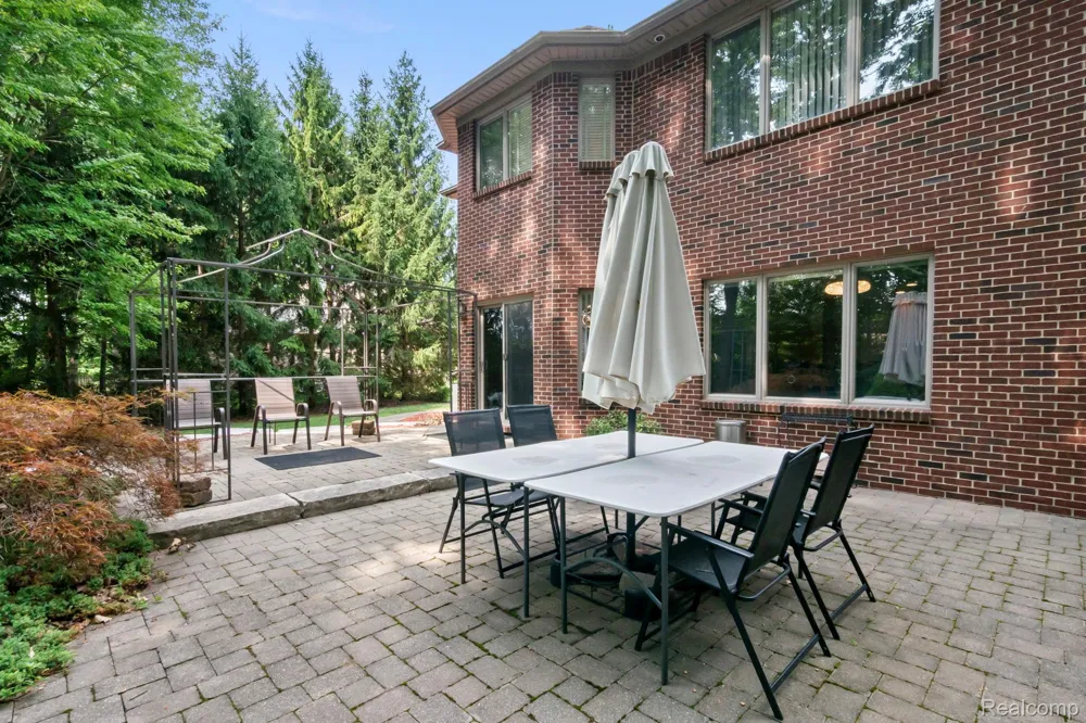 52018 Loon Court Shelby Charter Township, MI 48315