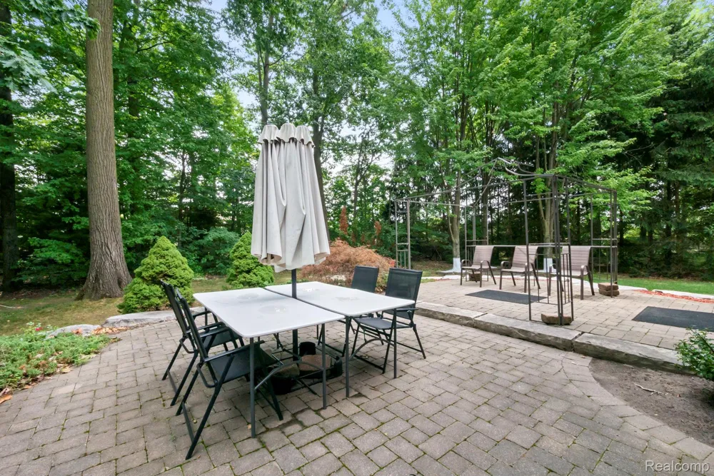 52018 Loon Court Shelby Charter Township, MI 48315