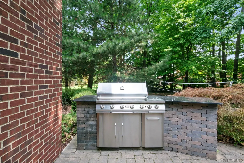 52018 Loon Court Shelby Charter Township, MI 48315