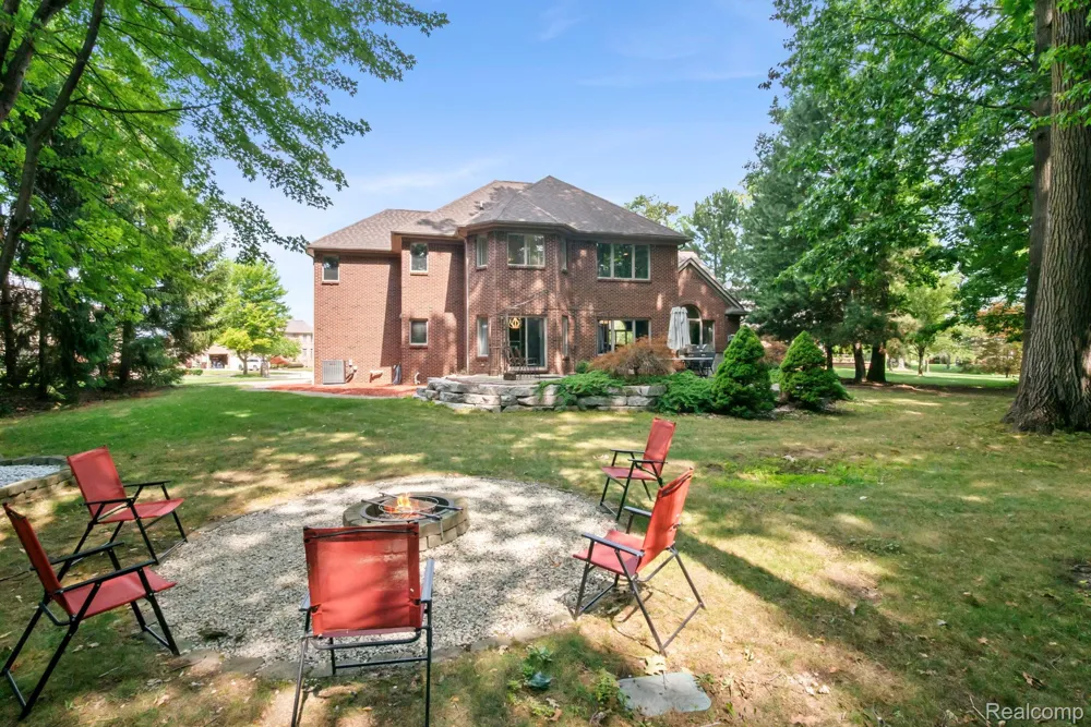 52018 Loon Court Shelby Charter Township, MI 48315