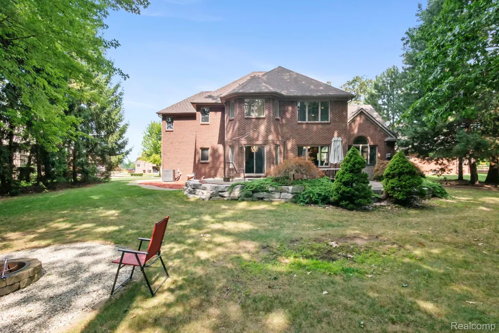 52018 Loon Court Shelby Charter Township, MI 48315