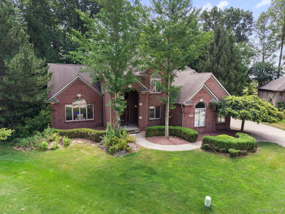 52018 Loon Court Shelby Charter Township, MI 48315