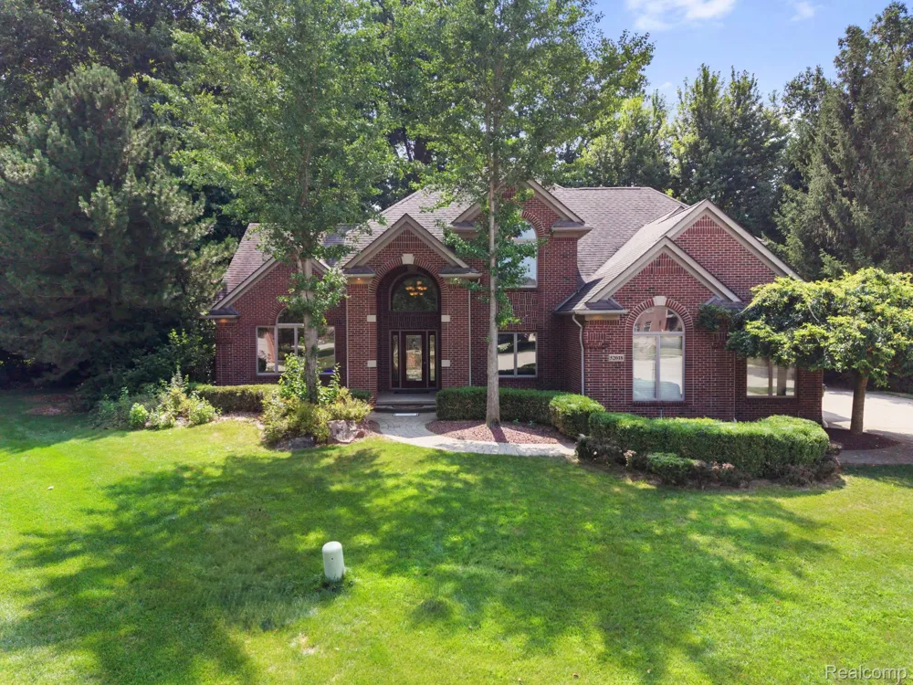52018 Loon Court Shelby Charter Township, MI 48315