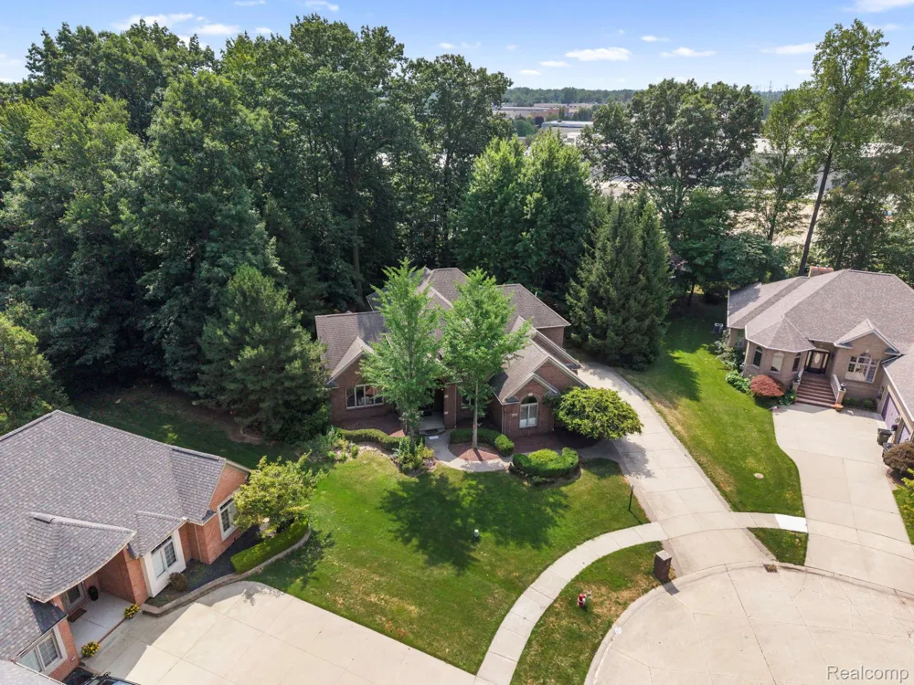 52018 Loon Court Shelby Charter Township, MI 48315