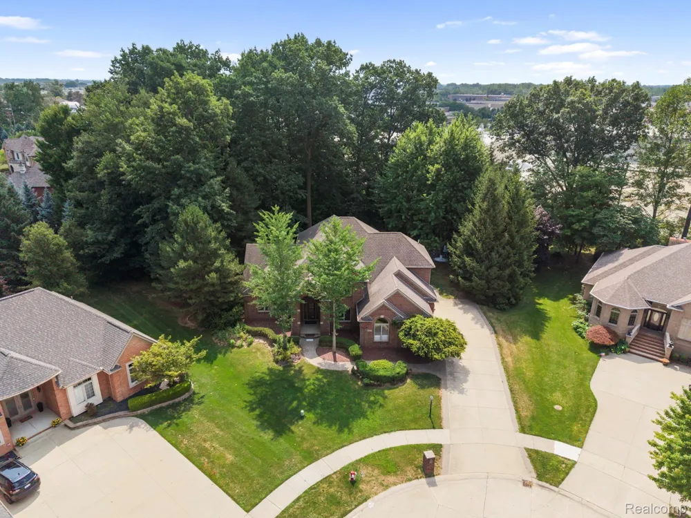52018 Loon Court Shelby Charter Township, MI 48315